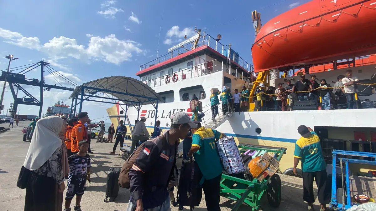 AWASI PENUMPANG: Petugas KSOP Tarakan mengawasi penumpang yang tiba di Pelabuhan Malundung. (SEPTIAN ASMADI/HRK)