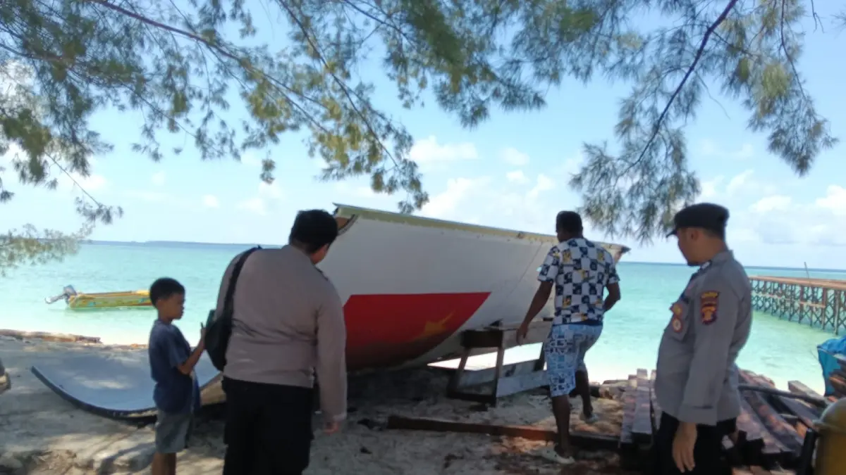 PEMERIKSAAN: Penemuan serpihan yang diduga satelit masih terus di telusuri oleh pihak kepolisian. (BERAU POST)
