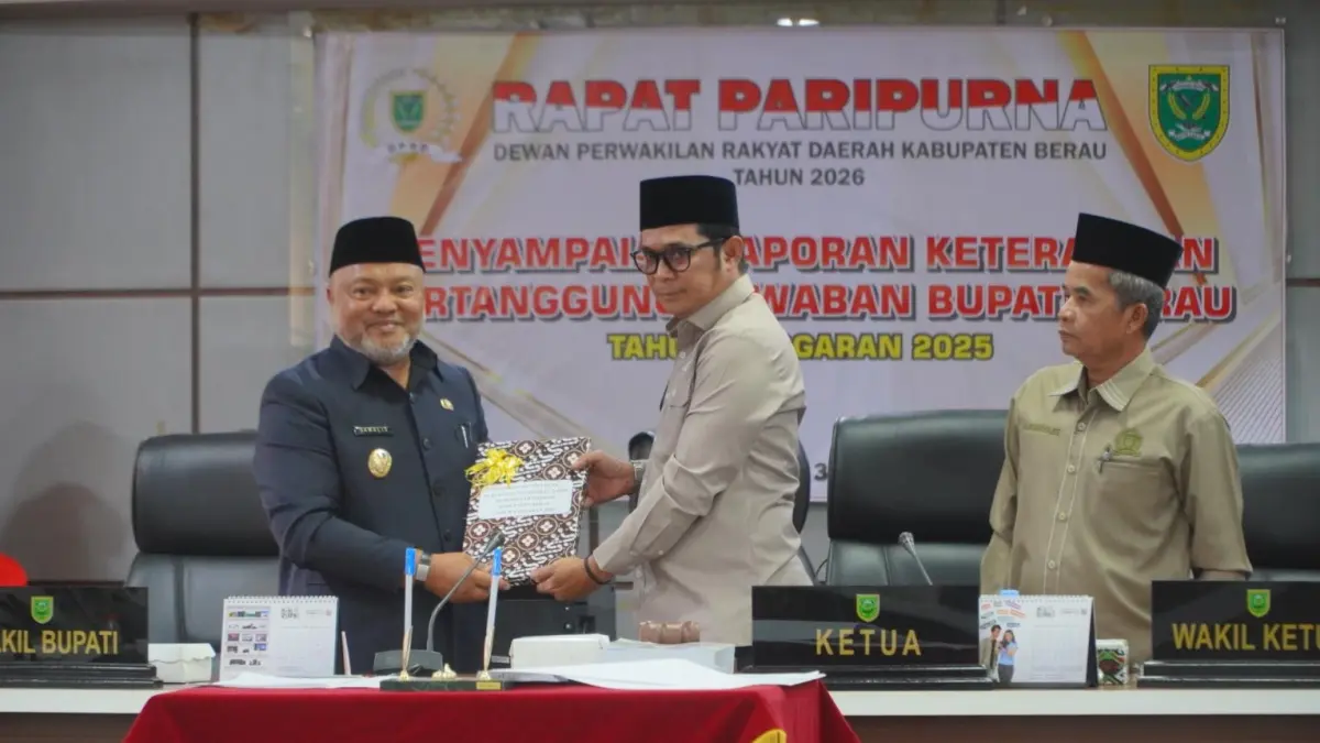PERTANGGUNGJAWABAN: Wakil Bupati Berau menyerahkan dokumen LKPj 2025 kepada Ketua DPRD Berau Dedy Okto, Selasa (31/3). (IZZA/BP)