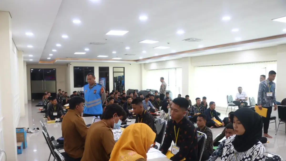 SELEKSI KETAT: Seleksi berkas dilakukan oleh jajaran Polres Berau terhadap para casis yang akan mendaftar menjadi anggota Polri. (HUMAS POLRES BERAU UNTUK BERAU POST)