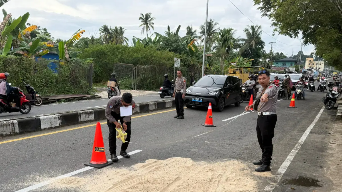 AKIBATKAN KORBAN JIWA: Personel Satlantas Polres Tarakan melakukan olah TKP pasca kecelakaan maut. (SEPTIAN ASMADI/HRK)