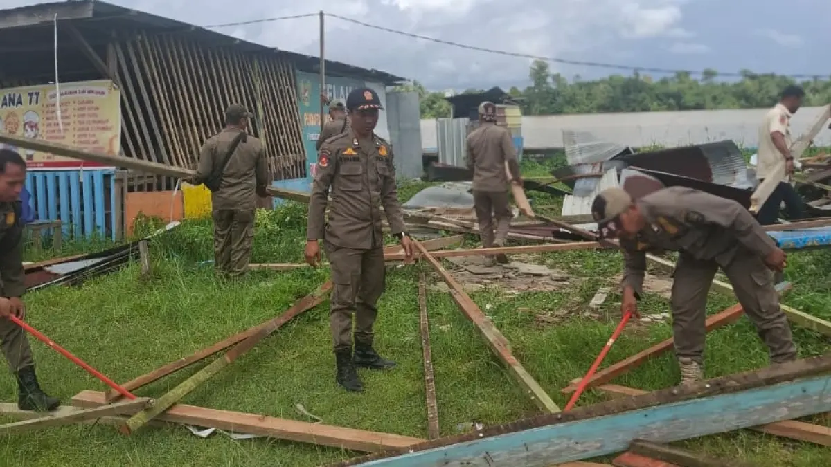 DITERTIBKAN: Bangunan liar di kawasan tepian Sungai Kayan ditertibkan personel Satpol PP Bulungan bersama tim gabungan lintas instansi pemerintah daerah. (PEMKAB BULUNGAN )