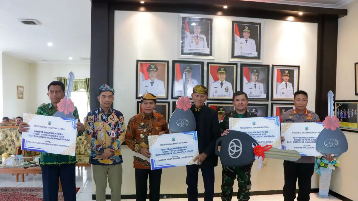 HIBAH KENDARAAN: Gubernur Kaltara Zainal A. Paliwang,&nbsp; (tiga dari kiri) menyerahkan hibah kendaraan operasional kepada sejumlah instansi dan lembaga adat. (DKISP KALTARA)