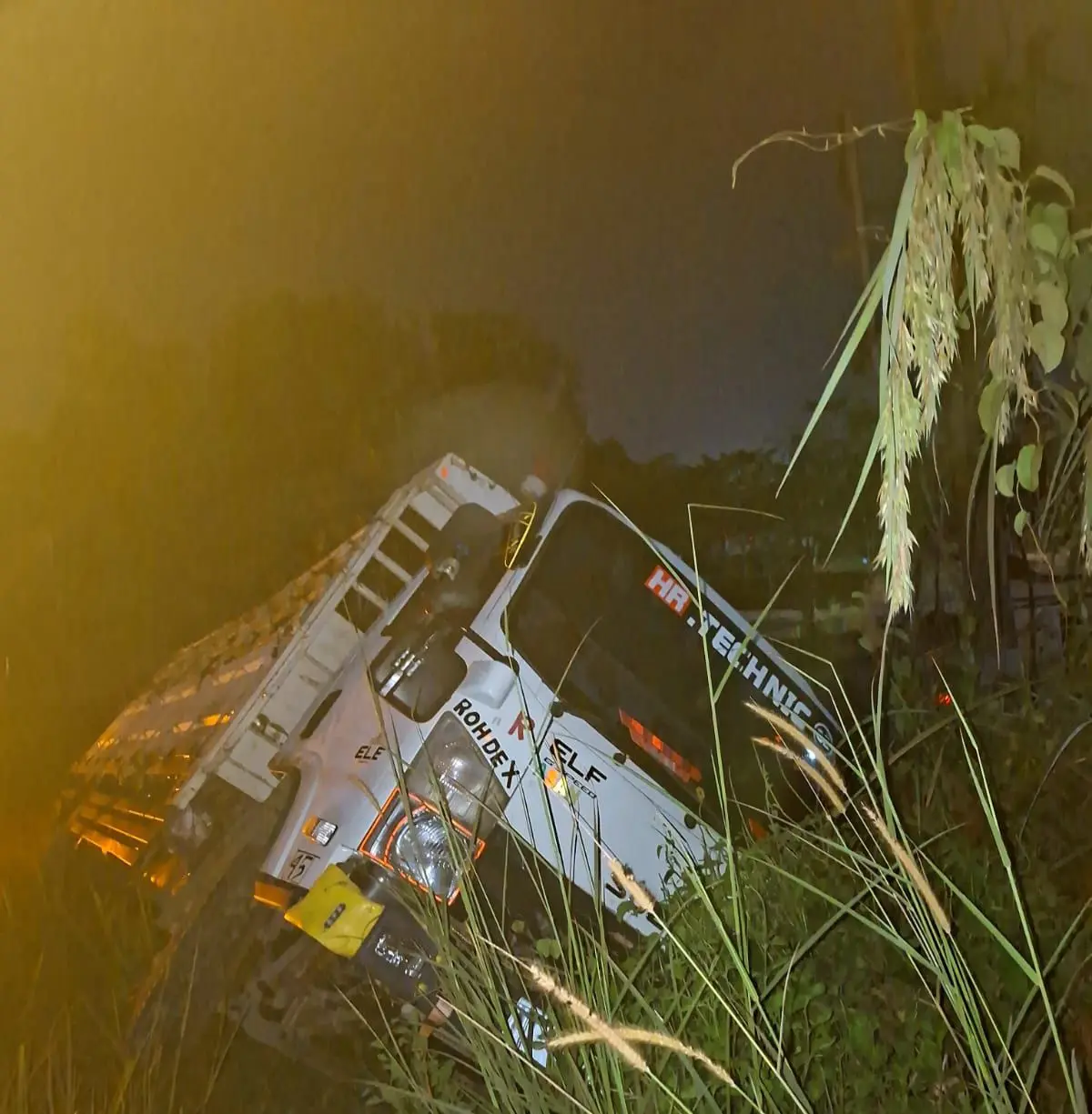 KECELAKAAN TUNGGAL: Satu unit truk bermuatan sempat mengalami kecelakaan tunggal di ruas Jalan Poros Tanjung Redeb-Talisayan beberapa waktu lalu. (SENO/BP)