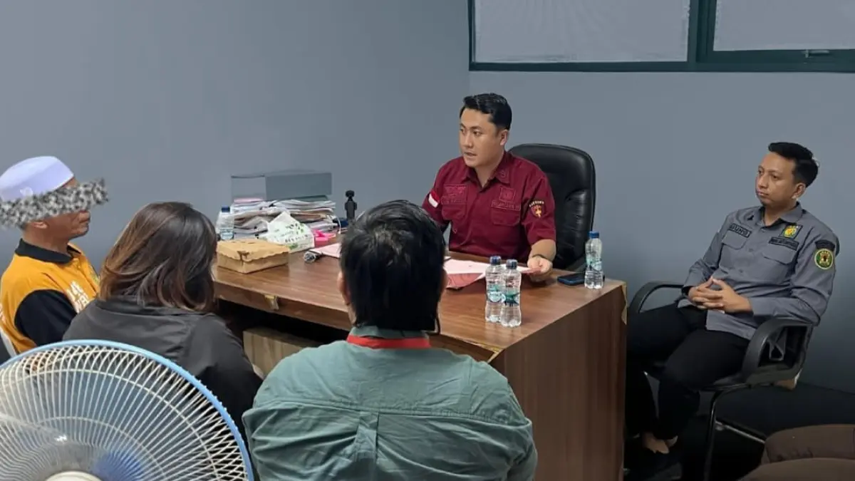 KUR FIKTIF: Terksangka AW,  kasus dugaan tindak pidana korupsi penyimpangan layanan pemberian fasilitas kredit fiktif pada salah satu perbankan di Tanjung Redeb saat menjalani pemeriksaan. (HUMAS KEJARI UNTUK BP)