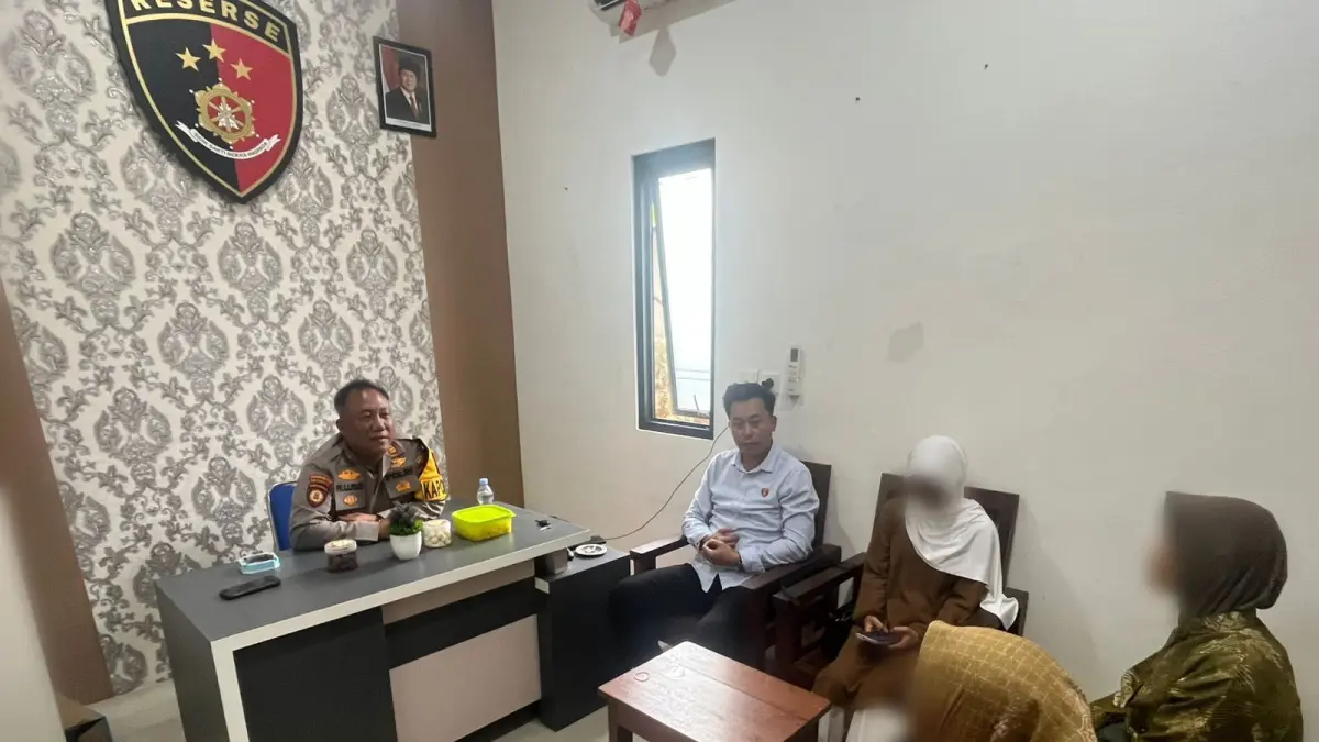 MEDIASI: Kapolsek Sambaliung AKP Ridwan Lubis, melakukan pendekatan secara humanis, untuk mendamaikan I dan kedua orangtuanya, di Kantor Mapolsek Sambaliung. (KAPOLSEK SAMBALIUNG UNTUK BERAU POST)