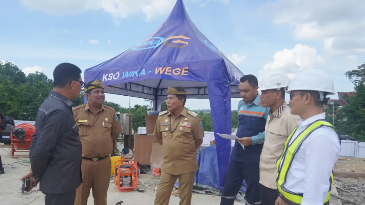 PENDIDIKAN: Gubernur Kaltara Zainal Arifin Paliwang (tengah) meninjau lokasi pembangunan Sekolah Garuda.&nbsp; (DKISP KALTARA)