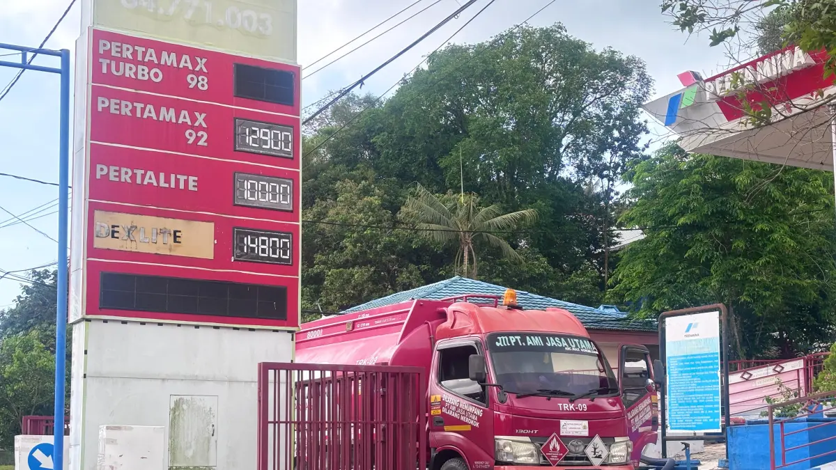STOK AMAN: Pelayanan BBM di SPBU Kota Tarakan masih normal karena Pertamina pastikan stok BBM aman, Rabu (1/4). (SEPTIAN ASMADI/HRK)