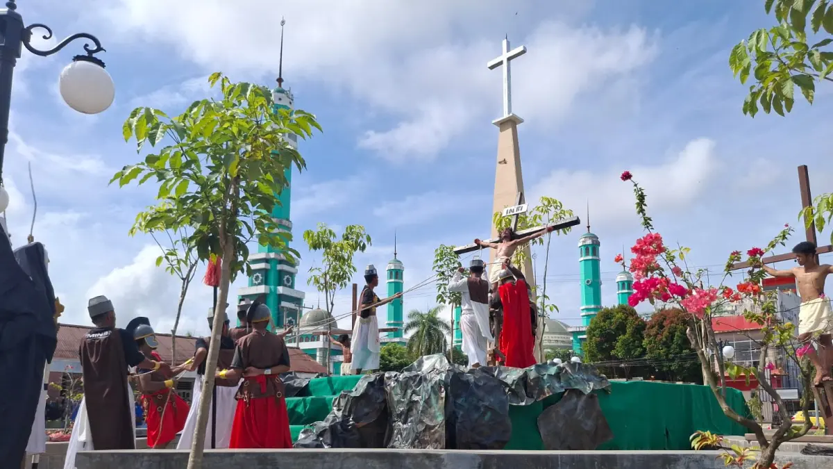 TEATRIKAL: Para jemaat Gereja Paroki Santo Eugenius de Mazenod Tanjung Redeb, melakukan aksi penyaliban dalam menyambut Paskah. (BERAU POST)