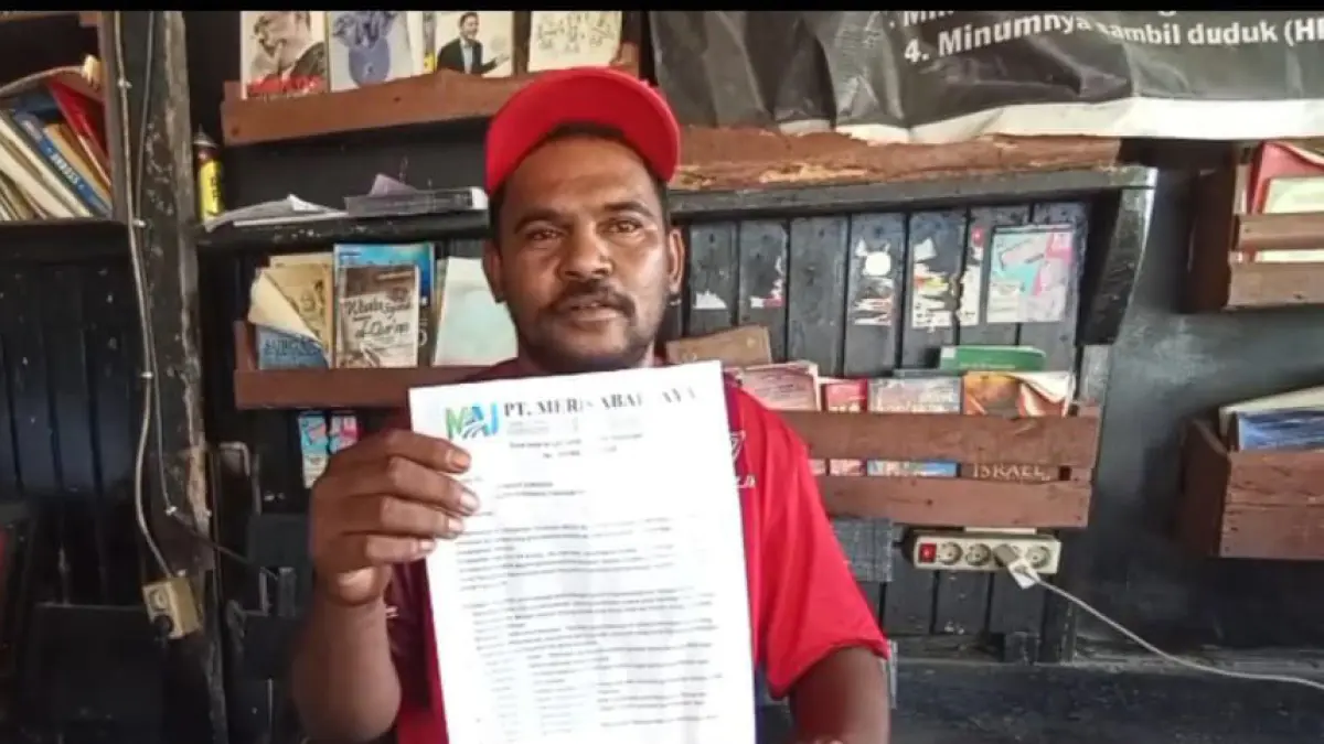 TIDAK DIPERPANJANG: Yohanes Sumardin menunjukan surat dari perusahaan yang tidak memperpanjang kontrak kerjanya. (SEPTIAN ASMADI/HRK)