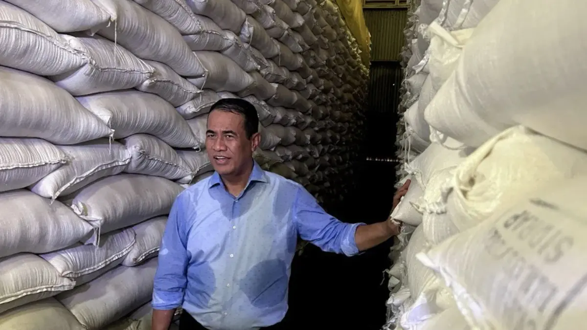 Menteri Pertanian Andi Amran Sulaiman menyusuri lorong Gudang Bulog Panaikang untuk memastikan secara langsung kondisi dan stok beras nasional di Makassar, Sulawesi Selatan, Minggu (5/4/2026).