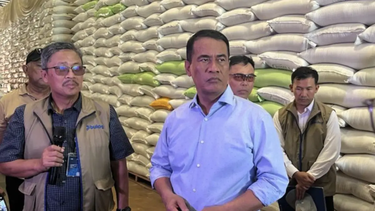 Menteri Pertanian Andi Amran Sulaiman (tengah), yang didampingi Wakil Direktur Utama (Wadirut) Perum Bulog Marga Taufiq (kedua kanan) meninjau Gudang Bulog Panaikang di Makassar, Sulawesi Selatan, Minggu (5/4/2026). (ANTARA)