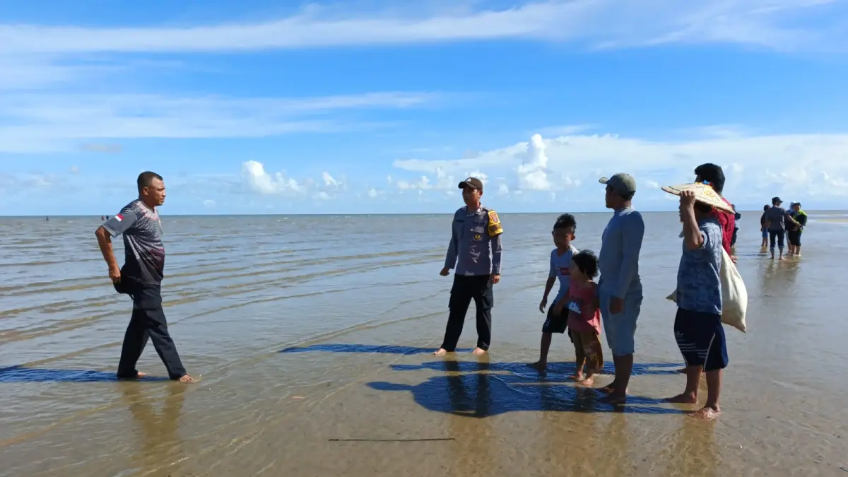 PENCARIAN: Tim gabungan melakukan upaya pencarian terhadap R (10), yang diduga tenggelam di Pantai Ulingan. (DISDAMKAR BERAU UNTUK BERAU POST)