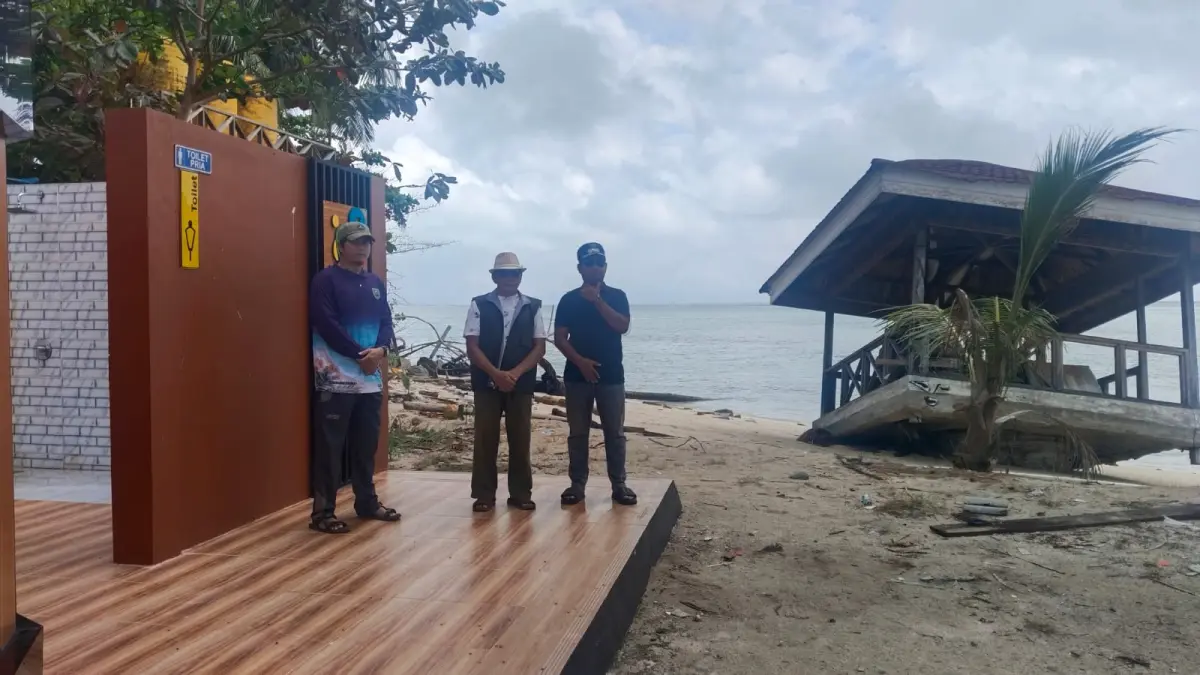 ANCAMAN ABRASI: Fenomena abrasi di Pulau Derawan kian mengkhawatirkan. Legislatif pun menyoroti anggaran penanganan senilai Rp 25 miliar yang lenyap tahun ini. (SENO/BP)