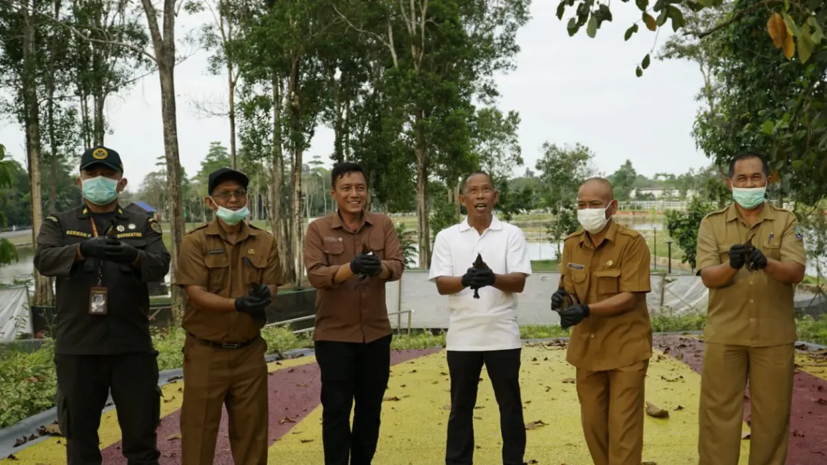 DILEPASLIARKAN: Bupati Bulungan Syarwani didampingi Sekkab Bulungan H Risdianto melepas 46 ekor burung di Kebun Raya Bundayati Tanjung Selor. (PEMKAB BULUNGAN )