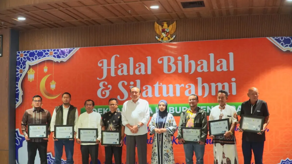 FOTO BERSAMA: Manajemen PT Berau Coal bersama mitra kerja saat foto bersama, seusai menerima apresiasi keikutsertaan dalan gerakan kemanusiaan bersama Dekranasda Berau beberapa waktu lalu. (SENO/BP)