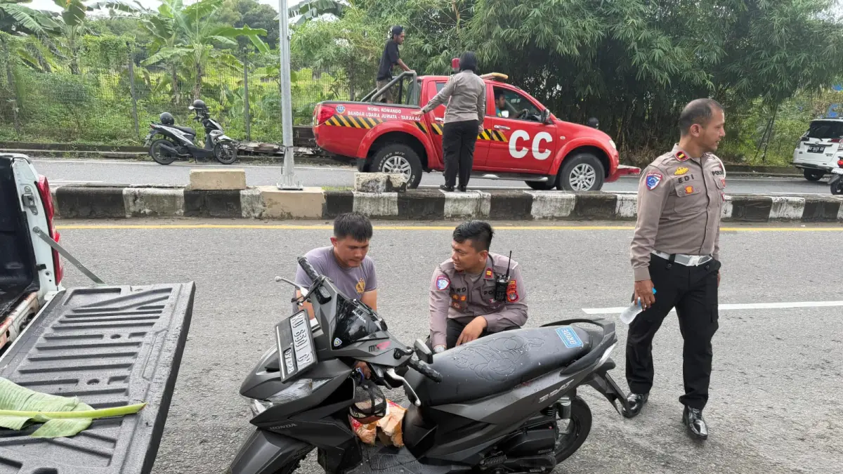 LAKA MAUT: Polisi saat mengecek kondisi sepeda motor yang dikendarai korban. (HRK)