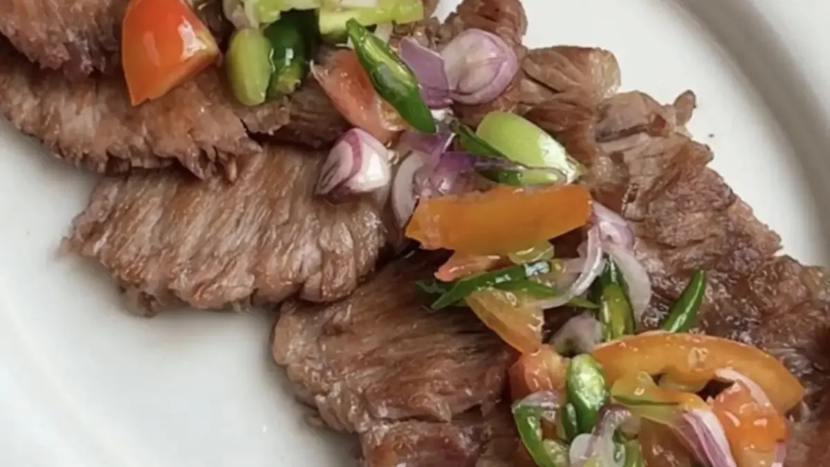 Potret dendeng baracik khas Sumatra Barat yang gurih dengan sambal segar. (Sumber: instagram.com/@martinpraja)