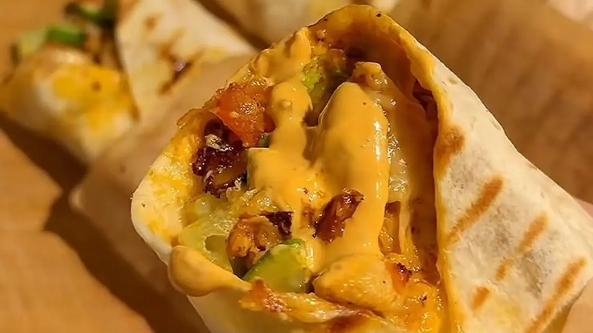 Potret spicy garlic chicken wrap yang tinggi protein, sangat praktis dan cocok untuk diet. (TikTok: @bitesbyheart)