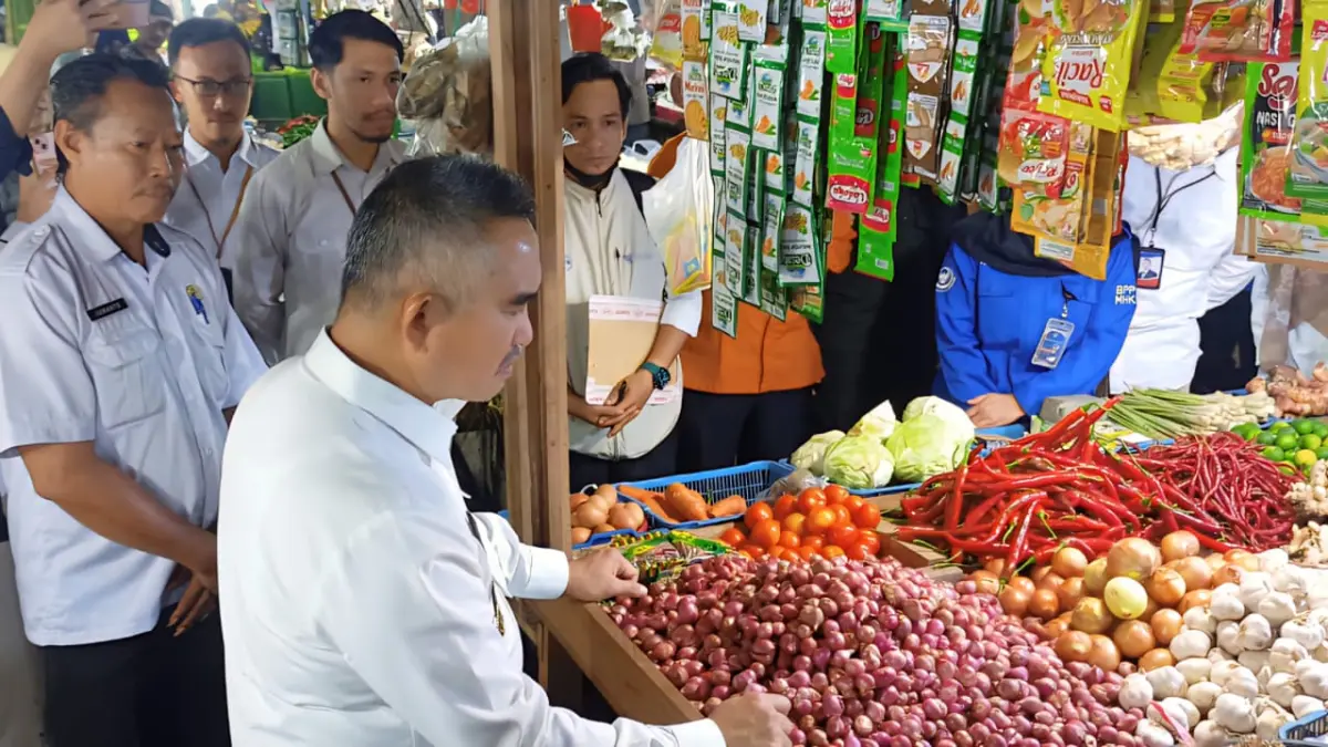 SIDAK PASAR: Tim TPID Tarakan saat melakukan sidak pasar pada Februari lalu.&nbsp; (HRK)
