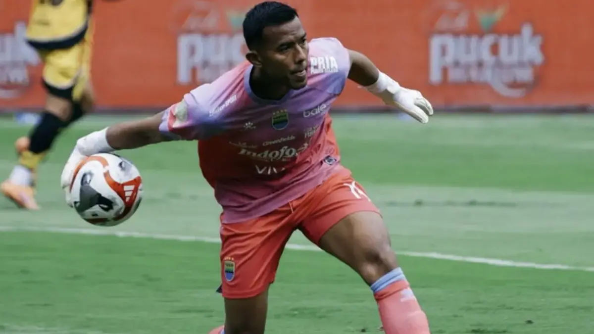 Teja Paku Alam tetap menjadi kiper dengan clean sheet terbanyak di Super League 2025-2026 meski gawangnya dibobol Persebaya Surabaya. (Persib)