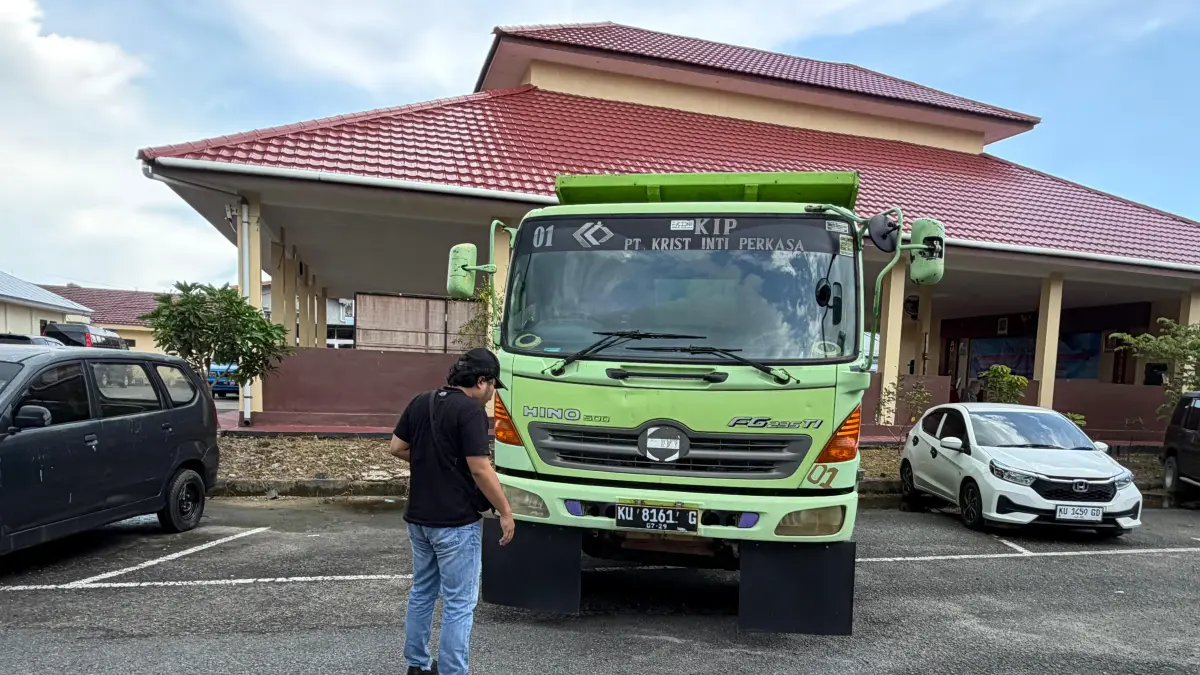DIAMANKAN: Kendaraan roda enam yang diduga menabrak korban kecelakaan diamankan di Mako Polres Tarakan, Senin (6/4). (SEPTIAN ASMADI/HRK)