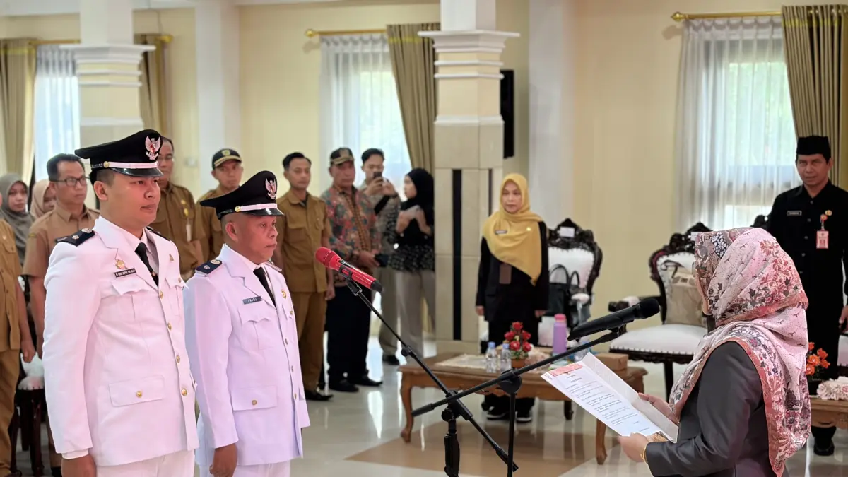 DILANTIK: Bupati Berau Sri Juniarsih melantik dan mengambil sumpah jabatan Pj Kepala Kampung Suaran, Edwin Sofyan, dan Pj Kepala Kampung Sei Bebanir Bangun, Jaidi, di Balai Mufakat, Senin (6/3). (IZZA/BP)
