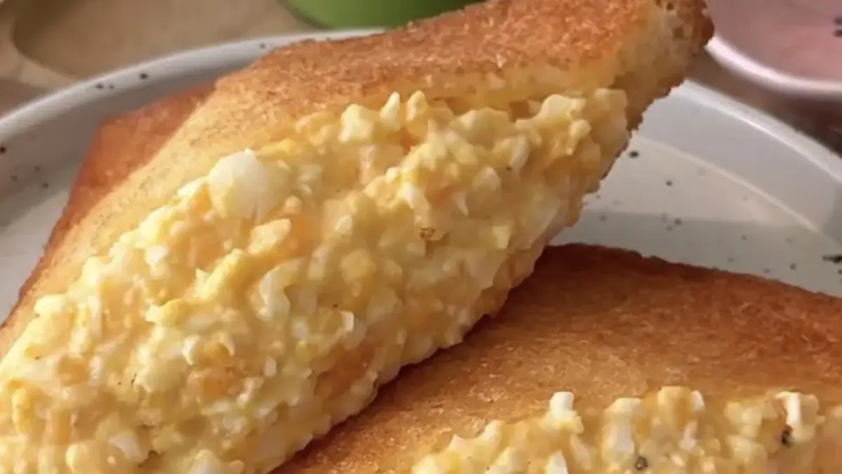 Potret Japanese tamago sando sandwich telur ala Jepang yang creamy, lembut, dan sedap. (Instagram: @nn.hcafe)