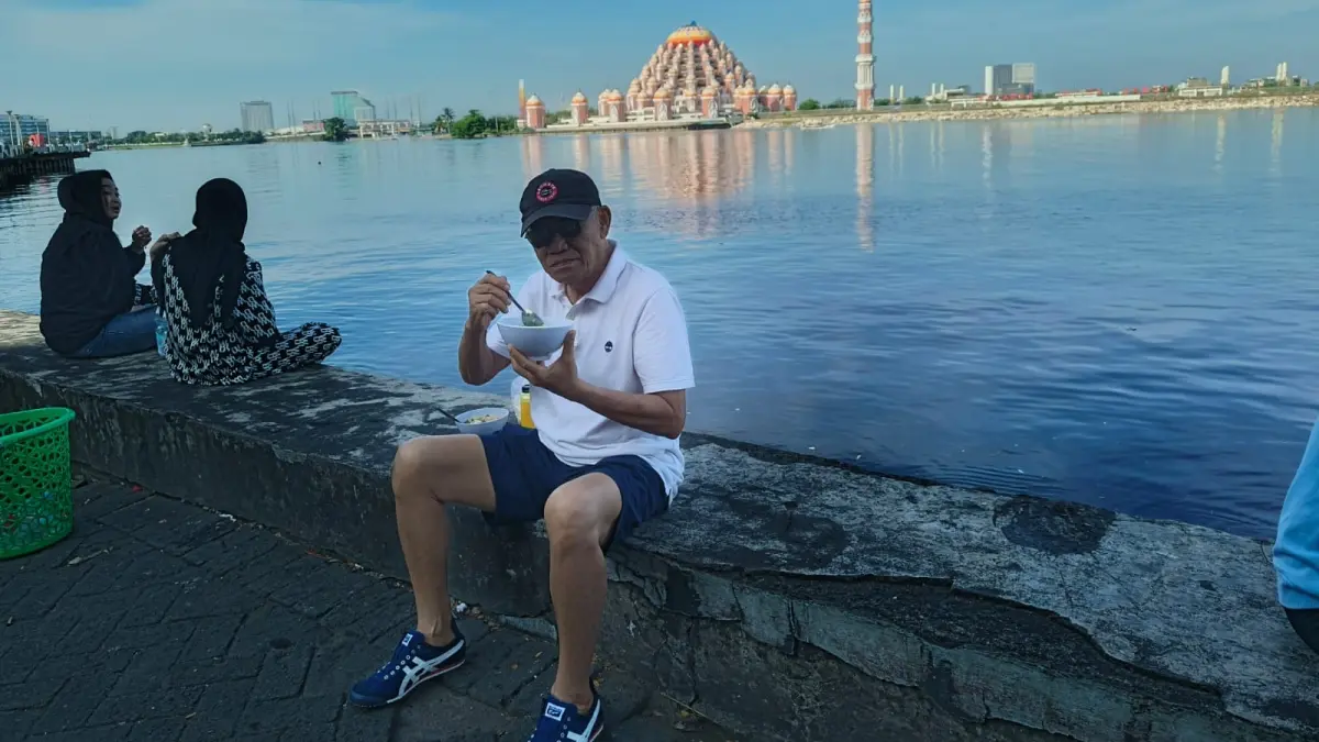 SARAPAN: BUBUR Losari salah satu yang mengasyikkan berwisata kuliner di Makassar. (Dokumentasi pribadi)