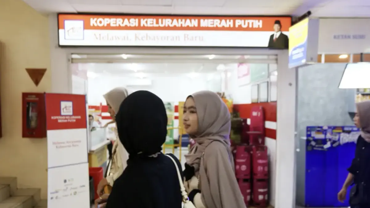 Warga saat berbelanja di gerai Koperasi Desa/Kelurahan Merah Putih (KDKMP) atau Koperasi Merah Putih di kawasan Blok M, Jakarta, Kamis (2/4/2026). (Dery Ridwansah/ JawaPos.com)