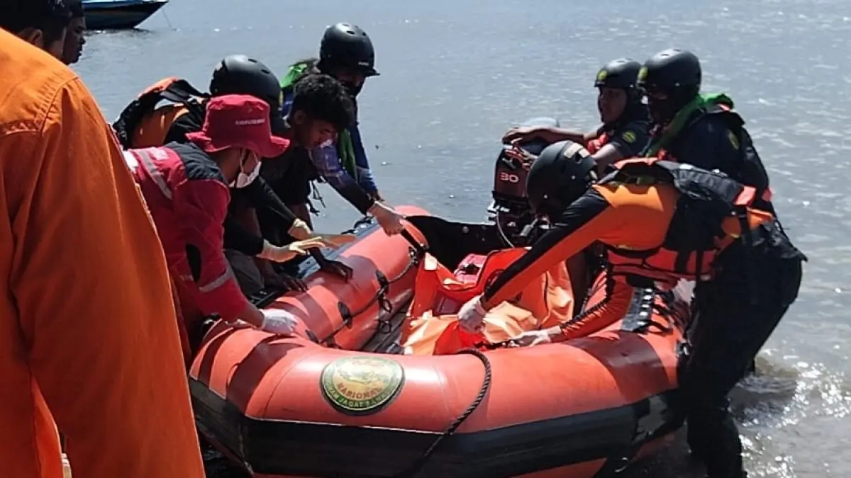DITEMUKAN: Tim gabungan akhirnya menemukan R, sejauh 1,8 Km dari lokasi tenggelam. (ARTA KUSUMA YUNANDA/BP)