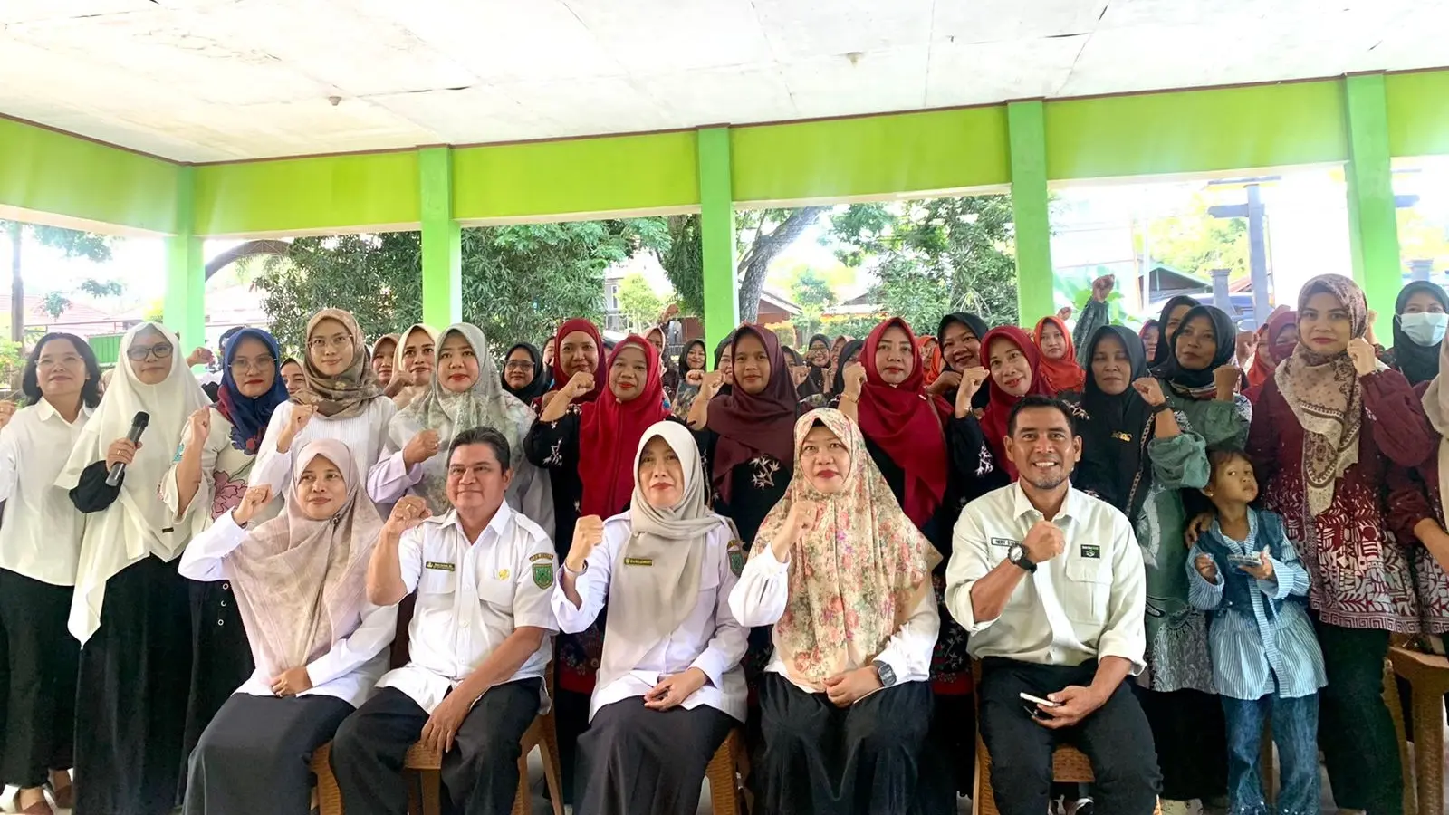 FOTO BERSAMA: Peserta pelatihan yang terdiri dari kader posyandu di Teluk Bayur saat foto bersama perwakilan manajemen PT Berau Coal saat seusai pelatihan digelar. (SENO/BP)