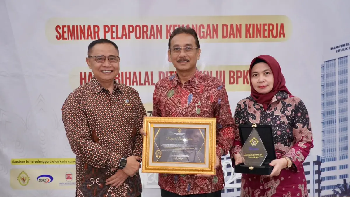 Sekretaris Jenderal (Sekjen) ATR/BPN, Dalu Agung Darmawan usai menerima penghargaan dari BPK RI.