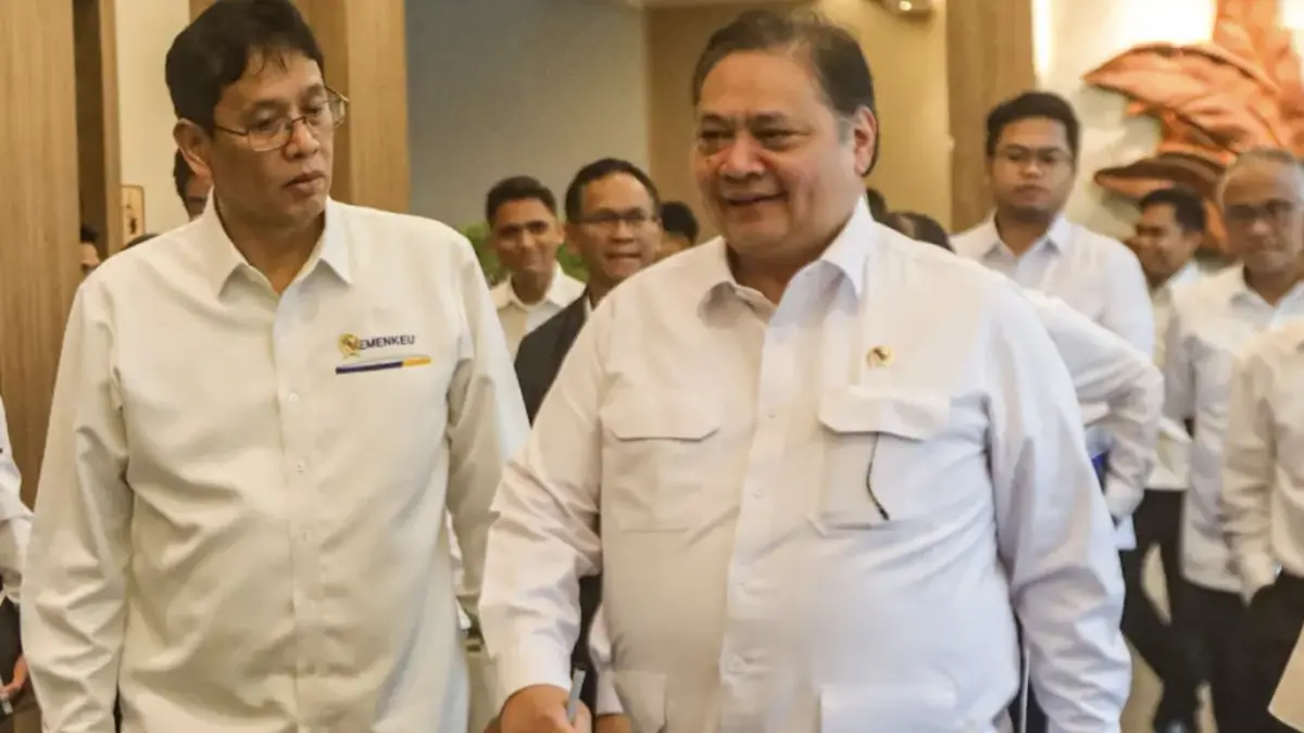 Menteri Koordinator Bidang Perekonomian Airlangga Hartarto (kanan) bersama Menteri Keuangan Purbaya Yudhi Sadewa (kiri). (Salman Toyibi/Jawa Pos)

