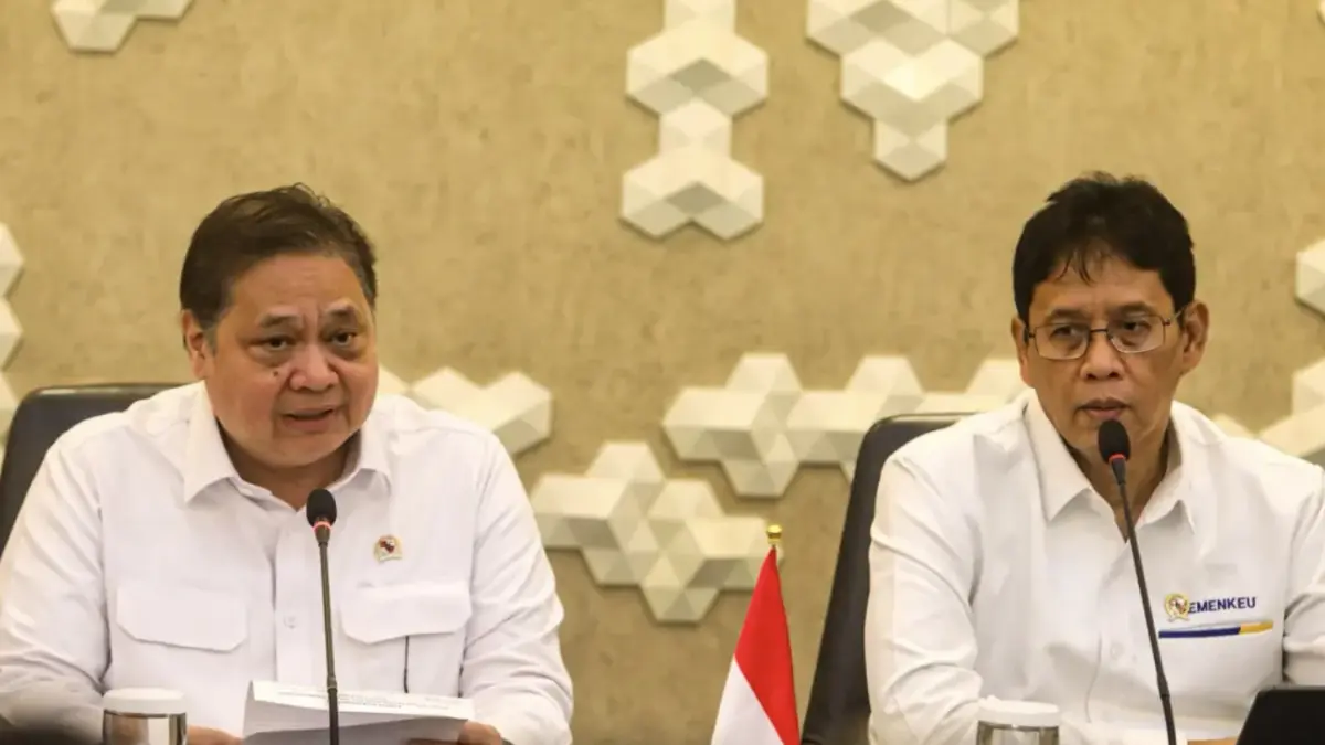 Menteri Koordinator Bidang Perekonomian Airlangga Hartarto (kiri) bersama Menteri Keuangan Purbaya Yudhi Sadewa, memberikan pemaparan pada konferensi pers terkait kebijakan tentang transportasi dan BBM di Jakarta, Senin (6/4). (Salman Toyibi/Jawa Pos)
