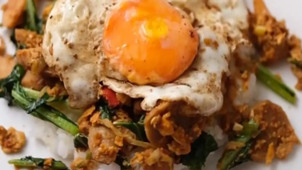 Potret nasi gila ala abang kaki lima dengan bumbu pedas gurih dan topping lengkap. (Sumber: instagram.com/@melisasoetjipto)

