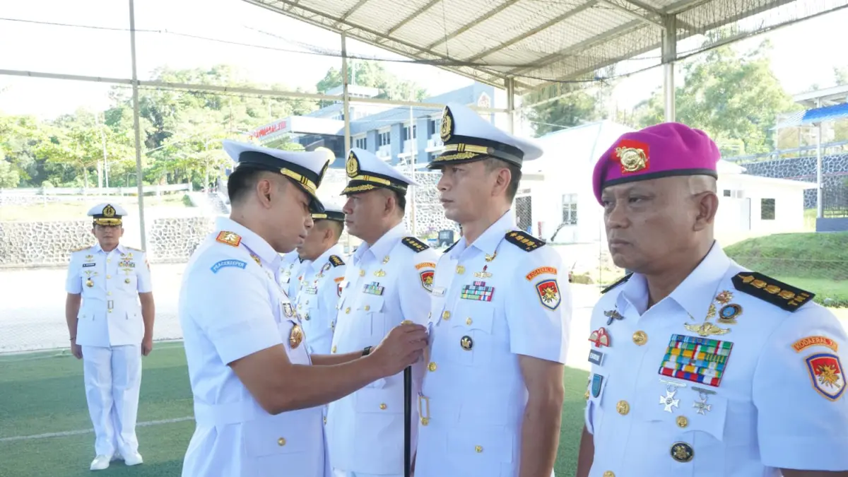 SERTIJAB: Komandan Kodaeral XIII melakukan penyegaran organisasi melalui sertijab dan pengukuhan sejumlah pejabat utama, Selasa (7/4). (SEPTIAN ASMADI/HRK)