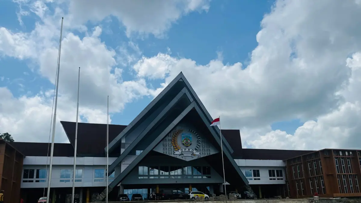 TAMBAHAN ANGGARAN: Pembangunan gedung DPRD Kaltara telah dirampungkan tapi masih perlu pengembangan infrastruktur penunjang, seperti area parkir dan taman. (FAISAL/HRK)