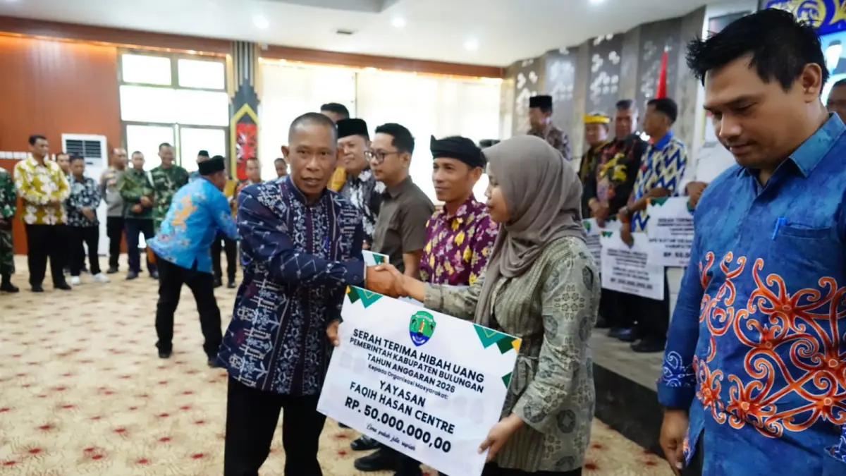 DANA HIBAH: Bupati Bulungan Syarwani menyerahkan dana hibah kepada ormas. (PEMKAB BULUNGAN)
