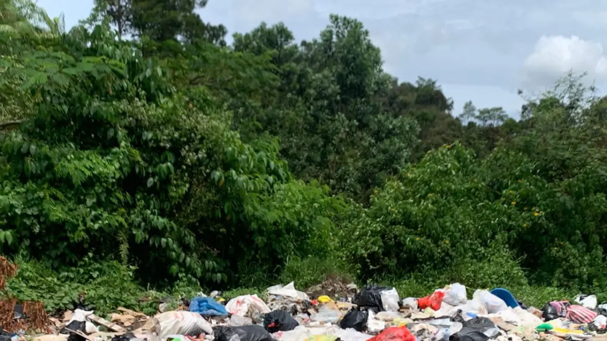 MENUMPUK: Tumpukan sampah bukan pada tempatnya masih terlihat di Gunung Selatan belum lama ini. (SEPTIAN ASMADI/HRK)