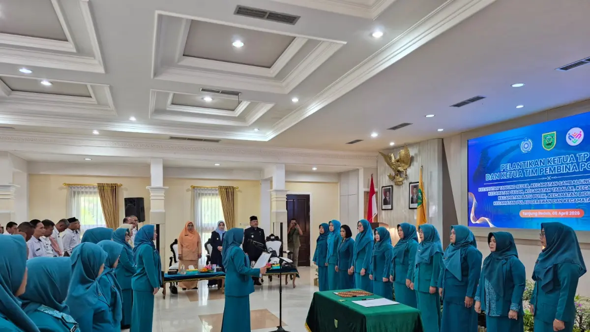 PELANTIKAN: Pelantikan Ketua TP PKK dan Ketua Pembina Posyandu Kecamatan se-Kabupaten Berau, di Gedung Balai Mufakat, Rabu (8/4). (IZZA/BP)