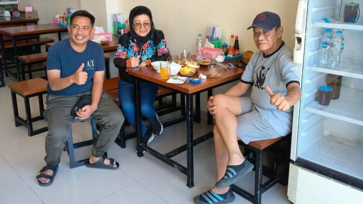 PERTEMUAN TERAKHIR: Kenangan kami bersama almarhumah Hj Meiliana di Warung Hokky di Jalan Niaga.