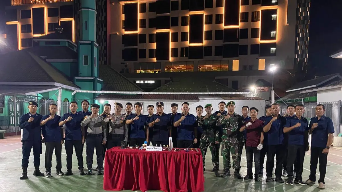 RAZIA: Tim gabungan usai melakukan razia blok hunian kemarin. (ARTA KUSUMA YUNANDA/BP)