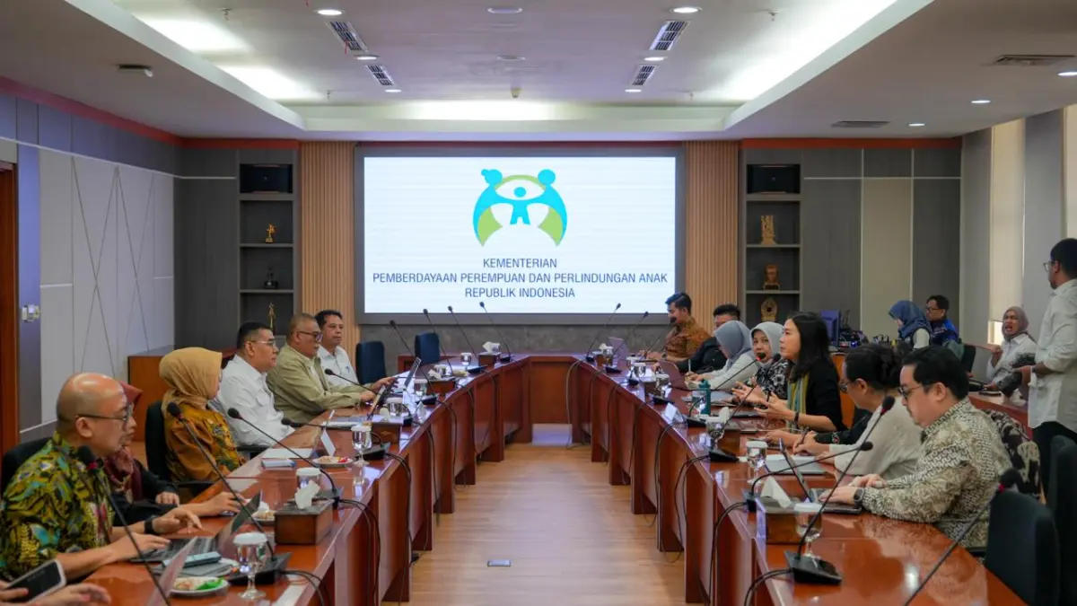 Wakil Menteri ATR/Wakil Kepala BPN, Ossy Dermawan, berdiskusi dengan Wakil Menteri PPPA, Veronica Tan, dalam rapat koordinasi terkait program Kebun Pangan Lokal Perempuan (KPLP) di Jakarta, Selasa (07/04/2026).