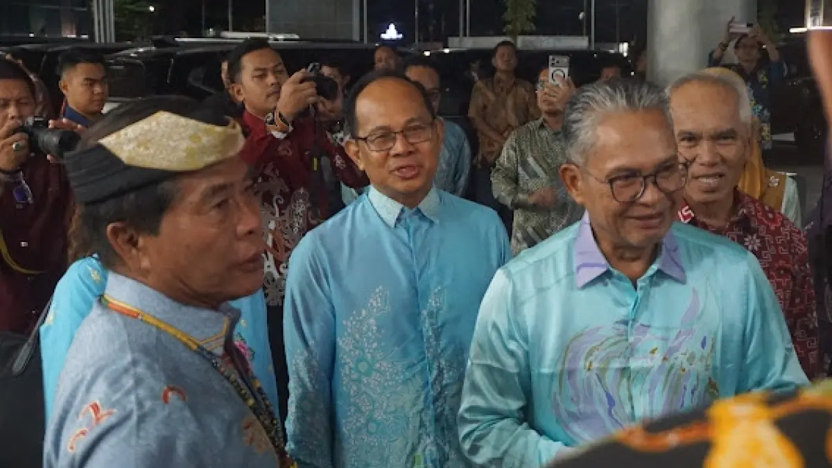 KE KALTARA: Gubernur Kaltara Zainal Arifin Paliwang (kiri) menyambut kedatangan Ketua Delegasi Sabah, YBhg Datuk Haji Datu Rosmadi bin Datu Sulai JP. (DKISP KALTARA)