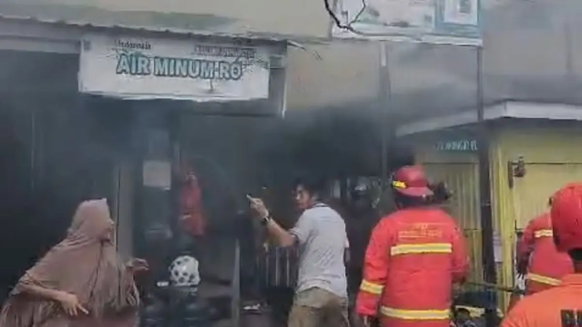 KEBAKARAN: Terjadi amukan si jago merah di Gang Pinang RT 02, Sambaliung. (DOKUMENTASI WARGA)