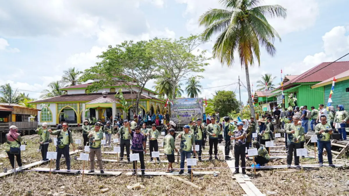 KOLABORASI: Penanaman mangrove dalam program Tree Planting Activity sebagai bagian dari kerja sama “Cross-Regional Blue Economy Initiative” antara Kaltara dan Sabah, Malaysia, di Desa Tepian, Kecamatan Sembakung, Rabu (8/4) lalu. (DKISP KALTARA)