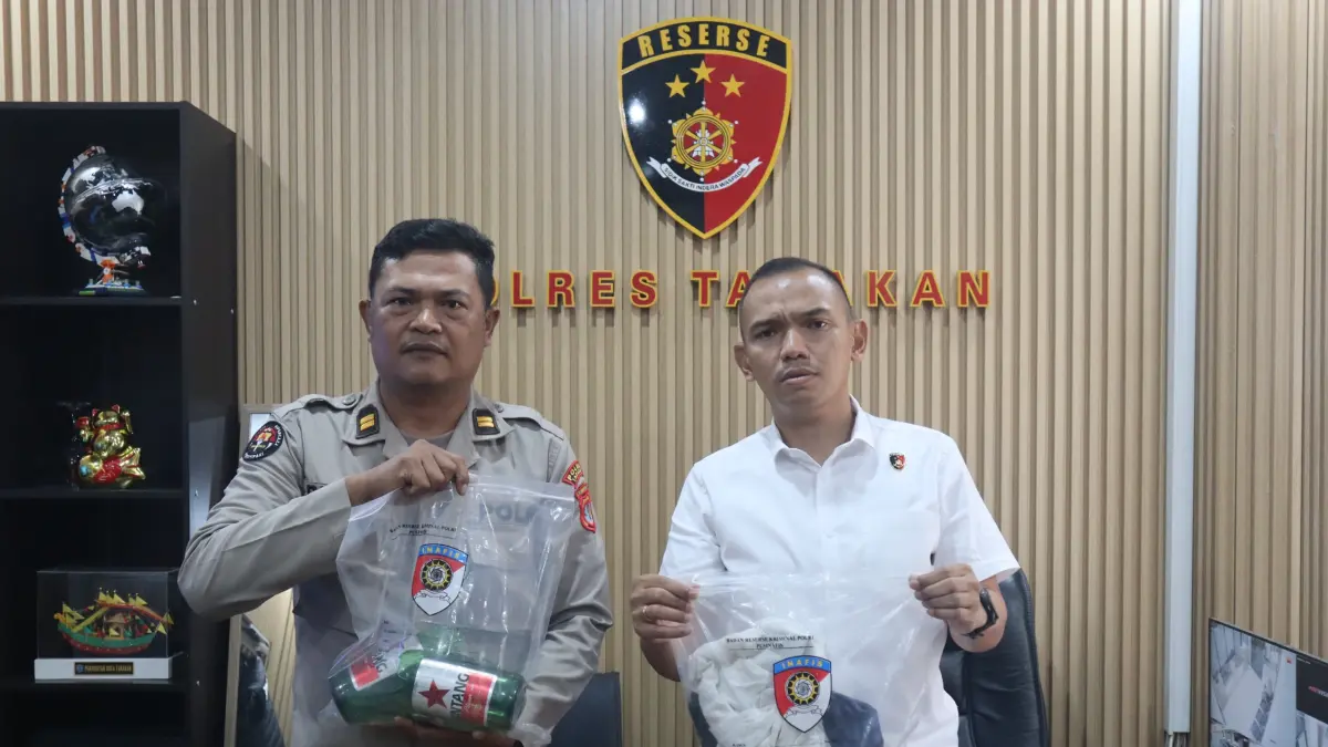 PENGEROYOKAN: Polisi tunjukan barang bukti dari kasus dugaan pengeroyokan di salah aatu THM di Tarakan, Kamis (9/4). (SEPTIAN ASMADI/HRK )