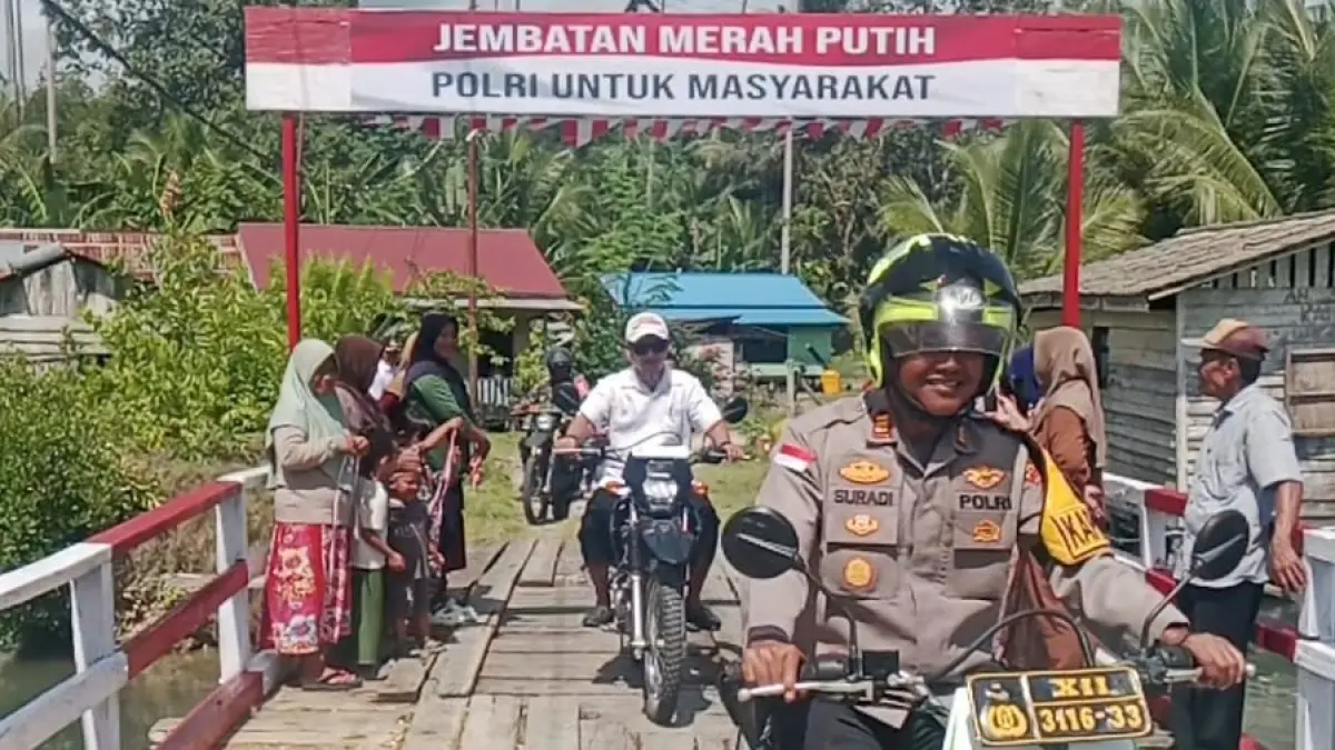 PERBAIKAN: Polsek Bidukbiduk melakukan revitalisasi jembatan di salah satu kampung di Bidukbiduk, beberapa waktu lalu. (HUMAS POLRES BERAU UNTUK BERAU POST)