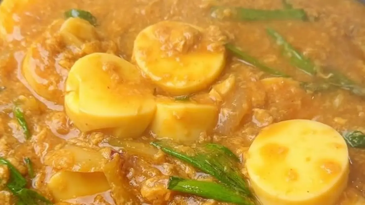 Potret egg drop tofu lembut dengan kuah gurih dan telur silky yang praktis. (Instagram: @hendrikpyong)